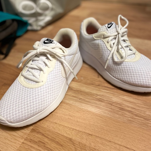 Women’s Athletic Shoes - Nike Size 8 - Like New - Picture 3 of 3